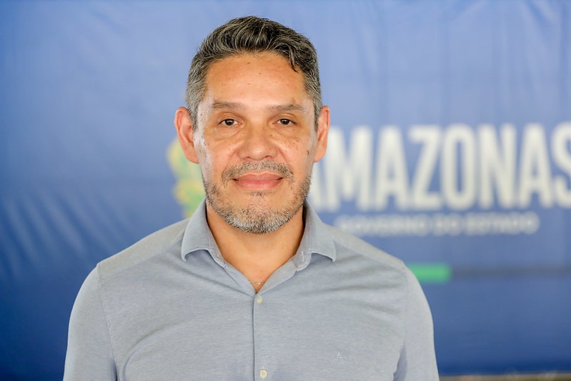 Governo do Amazonas entregou os investimentos para mais de 30 cidades, além da capital 

A educação superior no interior do Amazonas ganha reforço com os novos investimentos do Governo do Estado, que contemplou municípios, incluindo a capital, com veículos e equipamentos eletroeletrônicos para as unidades da Universidade do Estado do Amazonas (UEA). Os recursos representam um compromisso com a qualidade do ensino e o fortalece as estruturas em áreas remotas.

O pró-reitor de interiorização da UEA, Valber Martins, considera os investimentos como um passo significativo para o desenvolvimento da educação no interior do estado.

"Essas entregas representam um marco no interior do estado e ratificam o nosso compromisso com a educação. Renovamos toda a frota porque na realidade não existia, a frota era incipiente. São 27 veículos novos, antenas de alta conectividade, computadores, tudo isso para melhor servir o cidadão do interior e para fomentar a educação no interior do estado do Amazonas", afirmou Valber.

No total, 32 municípios do Amazonas receberam itens como microcomputadores, projetores, Smart TVs de 75 polegadas, kits de IPTV, home theaters, cadeiras de escritórios, nobreaks, webcams, além de veículos.

A entrega foi realizada pelo governador Wilson Lima, na terça (05/03), no salão Bossa Nova da Arena da Amazônia. No total, foram 600 equipamentos de informática e eletroeletrônicos e 27 veículos, com o investimento de mais de R$ 7,6 milhões.

Uma das unidades contempladas foi o Centro de Estudos Superiores de Tefé (distante 523 quilômetros da capital). O diretor da unidade, Yomarley Holanda, destaca que o investimento na instituição será fundamental para ampliar a qualidade do ensino ofertado pela universidade, que atende cerca de 1.050 alunos.

 “Tem importância fundamental para a nossa estrutura da universidade, que tem avançado muito nesses últimos tempos. Então, receber esses veículos, receber estrutura de internet, novos computadores, através dessa iniciativa do Governo do Estado e da nossa reitoria, vai representar um esforço para que a gente consiga avançar nos nossos cursos de graduação e pós-graduação em Tefé”, comentou o diretor.

A diretora do Centro de Estudos Superiores de São Gabriel  da Cachoeira (distante 852 quilômetros de Manaus), Solange Pereira, expressou satisfação com a entrega, que deve beneficiar cerca de 150 universitários. A unidade recebeu uma picape, além de equipamentos de informática e eletroeletrônicos.

“Nós estamos recebendo das mãos do Governador uma picape que vai nos auxiliar nas questões administrativas. Essa picape nova vai nos garantir trabalharmos com os nossos alunos nos projetos de extensão”, afirmou a diretora.

Municípios contemplados - Apuí, Barcelos, Boa Vista do Ramos, Boca do Acre, Carauari, Careiro, Coari, Codajás, Eirunepé, Humaitá, Itacoatiara, Iranduba, Ipixuna, Itapiranga, Jutaí, Lábrea, Manacapuru, Manicoré, Maués, Nova Olinda do Norte, Novo Airão, Novo Aripuanã, Parintins, Presidente Figueiredo, Rio Preto da Eva, Santo Antônio do Içá, São Gabriel da Cachoeira, São Sebastião do Uatumã, Tabatinga, Tapauá, Tefé e Urucurituba.

A UEA contabiliza 16 Núcleos de Ensino (com oferta especial de cursos, sem quadro efetivo de professores) e seis Centros de Estudos Superiores (com quadro efetivo de professores e oferta de cursos regulares especial), além de 10 polos, que são espaços cedidos pela Secretaria de Estado de Educação e Desporto Escolar ou pelas prefeituras para oferecer cursos por um determinado período de tempo.

