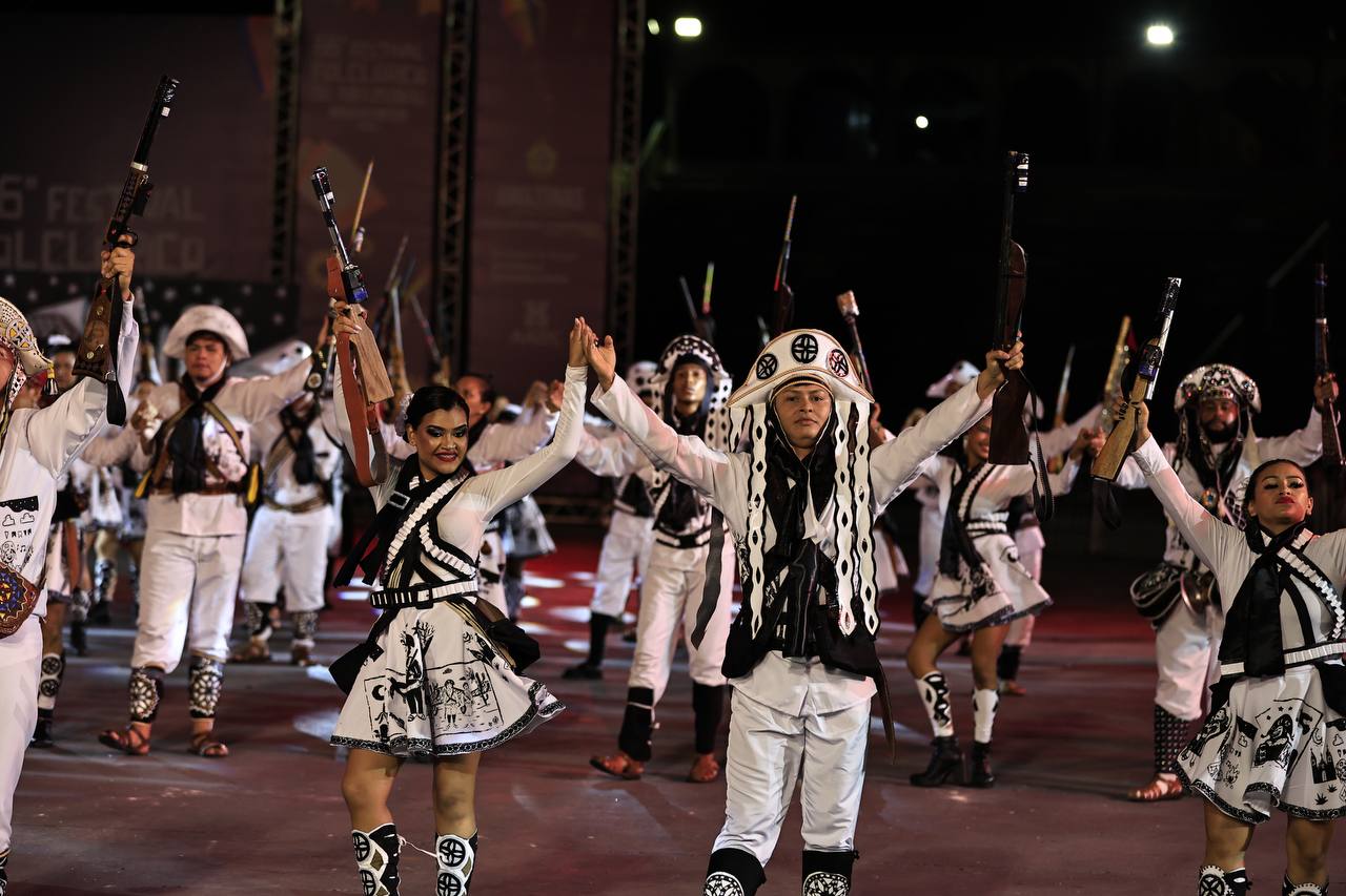 Jurados 

Doze jurados foram selecionados para assumir o papel de juízes durante as apresentações do 66º Festival Folclórico do Amazonas. Conheça cada um deles: 

Jéssica Figueiredo de Assis: Graduada em Comunicação Social, com pós-graduação em Jornalismo Digital e mestranda em Sociedade e Cultura pela Ufam.

Leonardo Najar: Graduado em Design e Artes Visuais, com mestrado em Artes Visuais pela Universidade do Rio Grande do Sul, e ampla experiência como designer editorial, gráfico e diretor de arte.

Stephen Coffey Bolis: Graduado, mestre e doutor em Música pela Universidade Estadual de Campinas, atualmente professor do magistério superior na Ufam.

Frank Queiroz Chaves: Graduado em História, pós-graduado em Metodologia e mestre em Sociedade e Cultura do Amazonas.

Wanderleia Dimas Barbosa: Licenciada em Dança, com especializações em Psicomotricidade e Arte Educação, e mestranda em Arte Educação pela Ufam.

Gilson Moura Victor: Mestrando em Artes, pedagogo e professor de artes, com experiência em música litúrgica católica.

Paulo César Marques Holanda: Doutorando em Artes Visuais, mestre em Ciências Humanas e licenciado em Letras, com experiência como professor de Artes.

Silvio Jânio Matos de Souza: Graduado em Artes Visuais, mestre em Ensino das Artes pelo Prof Artes, e atualmente professor com ênfase em Artes Visuais.

João Gustavo Kienem: Diretor e professor adjunto da Faculdade de Artes da Ufam, com doutorado e mestrado em Sociedade e Cultura na Amazônia.

Andrea Melo do Nascimento: Mestra em Ensino das Artes, especialista em Educação a Distância e licenciada em Pedagogia e Artes Visuais.

Paulo Roberto Simonetti Barbosa: Graduado em Educação Artística, mestre em Engenharia de Produção e mestrando em Artes Visuais.

Lorena Monteiro Neres de Lima: Graduada em Licenciatura em Música e mestranda no programa de pós-graduação em Mestrado Profissional em Artes na Ufam.