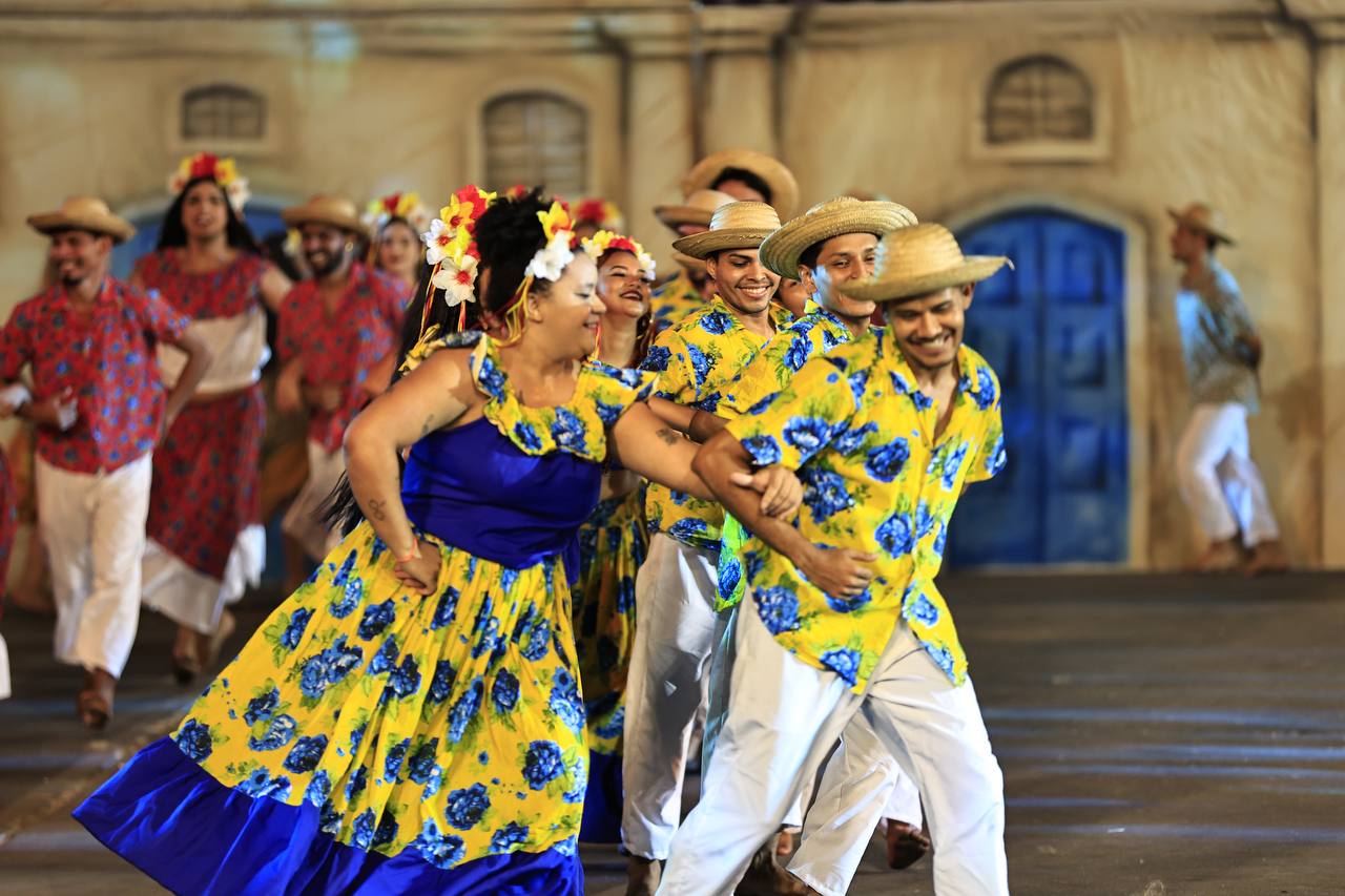 Jurados 

Doze jurados foram selecionados para assumir o papel de juízes durante as apresentações do 66º Festival Folclórico do Amazonas. Conheça cada um deles: 

Jéssica Figueiredo de Assis: Graduada em Comunicação Social, com pós-graduação em Jornalismo Digital e mestranda em Sociedade e Cultura pela Ufam.

Leonardo Najar: Graduado em Design e Artes Visuais, com mestrado em Artes Visuais pela Universidade do Rio Grande do Sul, e ampla experiência como designer editorial, gráfico e diretor de arte.

Stephen Coffey Bolis: Graduado, mestre e doutor em Música pela Universidade Estadual de Campinas, atualmente professor do magistério superior na Ufam.

Frank Queiroz Chaves: Graduado em História, pós-graduado em Metodologia e mestre em Sociedade e Cultura do Amazonas.

Wanderleia Dimas Barbosa: Licenciada em Dança, com especializações em Psicomotricidade e Arte Educação, e mestranda em Arte Educação pela Ufam.

Gilson Moura Victor: Mestrando em Artes, pedagogo e professor de artes, com experiência em música litúrgica católica.

Paulo César Marques Holanda: Doutorando em Artes Visuais, mestre em Ciências Humanas e licenciado em Letras, com experiência como professor de Artes.

Silvio Jânio Matos de Souza: Graduado em Artes Visuais, mestre em Ensino das Artes pelo Prof Artes, e atualmente professor com ênfase em Artes Visuais.

João Gustavo Kienem: Diretor e professor adjunto da Faculdade de Artes da Ufam, com doutorado e mestrado em Sociedade e Cultura na Amazônia.

Andrea Melo do Nascimento: Mestra em Ensino das Artes, especialista em Educação a Distância e licenciada em Pedagogia e Artes Visuais.

Paulo Roberto Simonetti Barbosa: Graduado em Educação Artística, mestre em Engenharia de Produção e mestrando em Artes Visuais.

Lorena Monteiro Neres de Lima: Graduada em Licenciatura em Música e mestranda no programa de pós-graduação em Mestrado Profissional em Artes na Ufam.