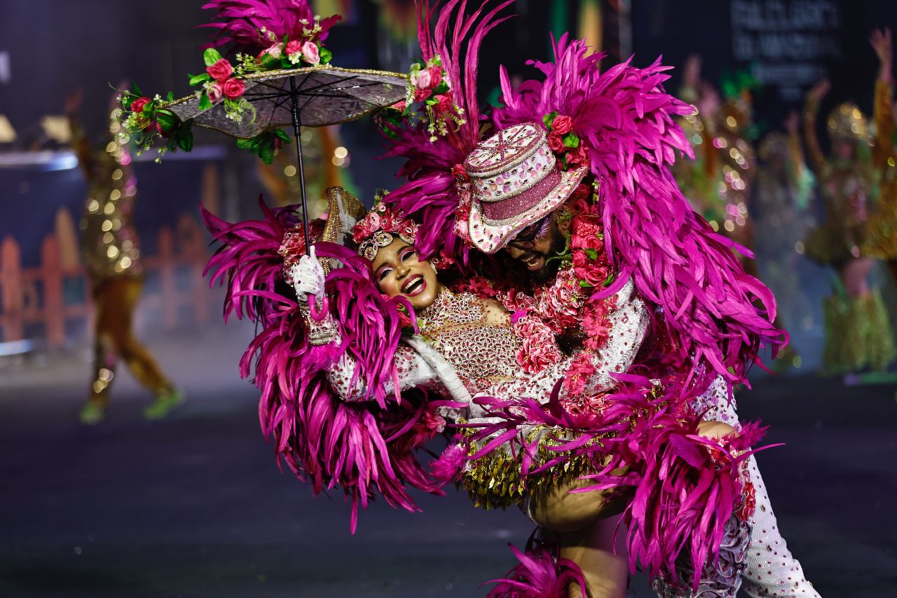 Jurados 

Doze jurados foram selecionados para assumir o papel de juízes durante as apresentações do 66º Festival Folclórico do Amazonas. Conheça cada um deles: 

Jéssica Figueiredo de Assis: Graduada em Comunicação Social, com pós-graduação em Jornalismo Digital e mestranda em Sociedade e Cultura pela Ufam.

Leonardo Najar: Graduado em Design e Artes Visuais, com mestrado em Artes Visuais pela Universidade do Rio Grande do Sul, e ampla experiência como designer editorial, gráfico e diretor de arte.

Stephen Coffey Bolis: Graduado, mestre e doutor em Música pela Universidade Estadual de Campinas, atualmente professor do magistério superior na Ufam.

Frank Queiroz Chaves: Graduado em História, pós-graduado em Metodologia e mestre em Sociedade e Cultura do Amazonas.

Wanderleia Dimas Barbosa: Licenciada em Dança, com especializações em Psicomotricidade e Arte Educação, e mestranda em Arte Educação pela Ufam.

Gilson Moura Victor: Mestrando em Artes, pedagogo e professor de artes, com experiência em música litúrgica católica.

Paulo César Marques Holanda: Doutorando em Artes Visuais, mestre em Ciências Humanas e licenciado em Letras, com experiência como professor de Artes.

Silvio Jânio Matos de Souza: Graduado em Artes Visuais, mestre em Ensino das Artes pelo Prof Artes, e atualmente professor com ênfase em Artes Visuais.

João Gustavo Kienem: Diretor e professor adjunto da Faculdade de Artes da Ufam, com doutorado e mestrado em Sociedade e Cultura na Amazônia.

Andrea Melo do Nascimento: Mestra em Ensino das Artes, especialista em Educação a Distância e licenciada em Pedagogia e Artes Visuais.

Paulo Roberto Simonetti Barbosa: Graduado em Educação Artística, mestre em Engenharia de Produção e mestrando em Artes Visuais.

Lorena Monteiro Neres de Lima: Graduada em Licenciatura em Música e mestranda no programa de pós-graduação em Mestrado Profissional em Artes na Ufam.