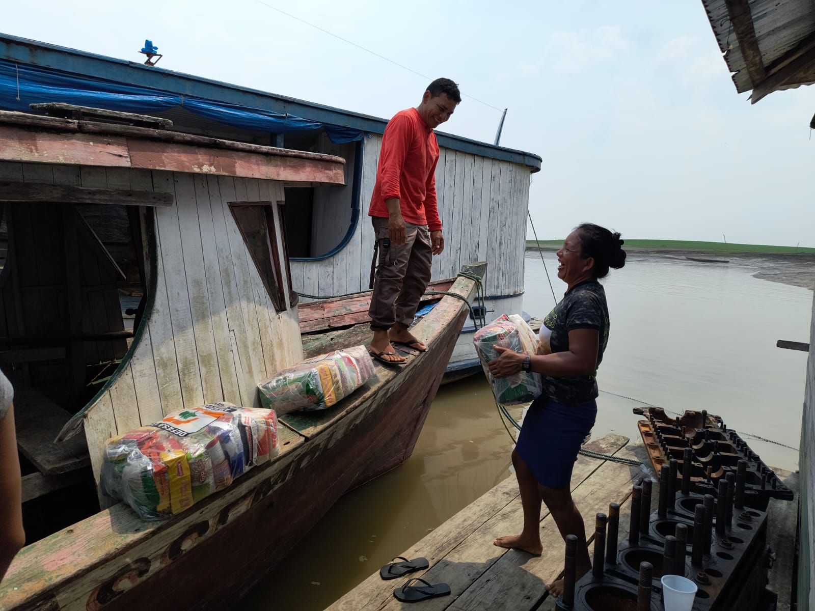 Governo do Amazonas envia mais de 1.500 toneladas de alimentos como ajuda humanitária para municípios afetados pela estiagemA previsão é que novas remessas de alimentos e insumos essenciais sejam enviadas nos próximos dias

O Governo do Amazonas, por meio da Defesa Civil do Estado, anunciou nesta quarta-feira, (18/09), o envio de mais de 1.500 toneladas de alimentos como parte das ações de ajuda humanitária aos municípios que enfrentam os efeitos severos da estiagem. A iniciativa faz parte do esforço contínuo do governo para apoiar famílias em situação de vulnerabilidade, afetadas pela seca prolongada que atinge diversas regiões do estado.