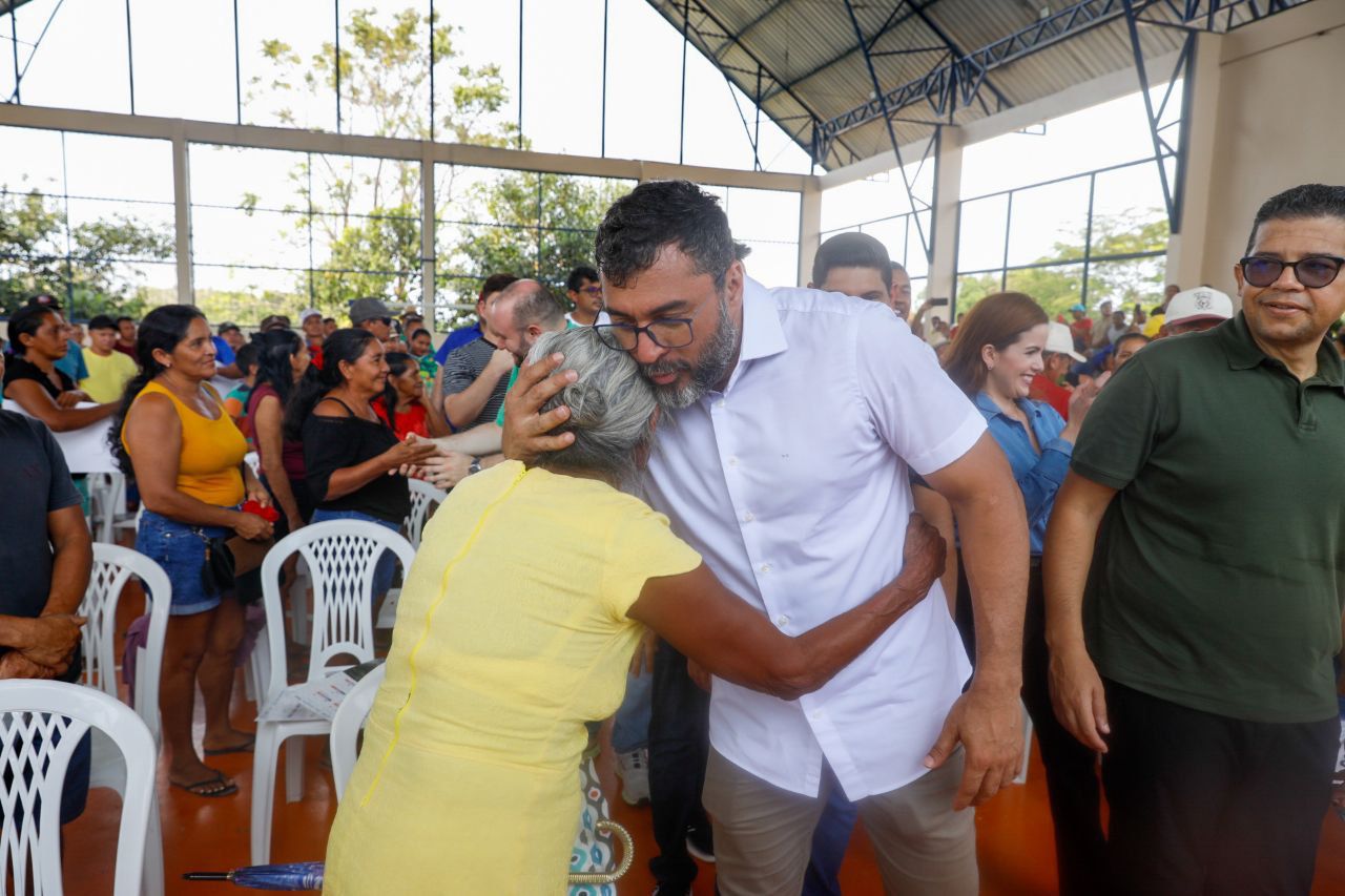 Governador Wilson Lima entrega títulos definitivos e destaca investimentos em infraestrutura para comunidades rurais de Parintins