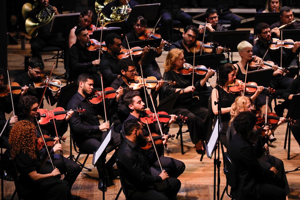 ‘Brahms: Concerto Duplo – Schumann: Sinfonia Renana’ 

Neste concerto, o violoncelista bielorrusso Anton Minenkov e a violinista búlgara Denitsa Marinova, integrantes da Amazonas Filarmônica, irão apresentar o famoso “Concerto duplo para violino e violoncelo” de Johannes Brahms.

“Estamos muito felizes, eu e Anton em apresentar ao público de Manaus, um concerto lindo e romântico. Sob a regência do grande maestro Luiz Fernando Malheiro e a maravilhosa Amazonas Filarmônica”, disse a violinista Denitsa Marinova, 38. Ela e Anton se conheceram em Manaus, nos ensaios da orquestra. Hoje, estão casados e têm um filho amazonense.

Para fechar o concerto, o maestro Luiz Fernando Malheiro escolheu a Sinfonia n.3 de Robert Schumann, mais conhecida como “Sinfonia Renana”. A obra leva este apelido porque Schumann a escreveu quando vivia perto do rio Reno, na Alemanha.